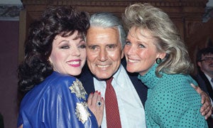 Muere a los 92 años John Forsythe, protagonista de la serie 'Dinastía'