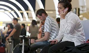 Cientos de pasajeros se han visto afectados en Sevilla por el cierre del aeropuerto.:: EFE