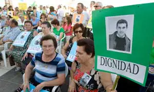 Vecinos en la protesta de esta tarde. / ANTONIO SALAS