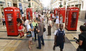 Una decena de cabinas telefónicas londinenses instaladas en calle Larios permiten al público optar a diversos premios. :: ÁLVARO CABRERA