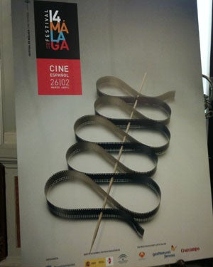 El cartel presenta una cinta de 35 mm. 'espetada', como las sardinas. :: J. SOTO