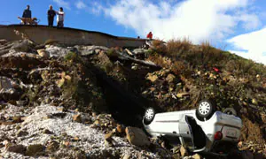 El coche se despeñó de una altura de cinco metros. :: Carlos Moret
