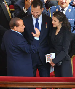 La princesa Letizia, juntao al príncipe Felipe y Silvio Berlusconi. / Afp
