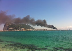 Vista de la impresionante columna de humo desde el peñón. / Leandro Rodríguez