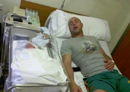Pepe Reina presenta dormido a su nuevo hijo en Facebook