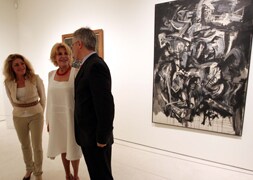 Carmen Thyssen recorre la exposición con Lourdes Moreno y Guillermo Solana. Foto: Carlos Moret / Vídeo: Pedro J. Quero