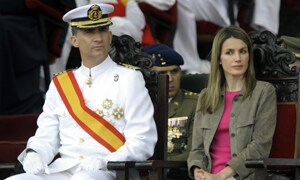 El príncipe Felipe y doña Letizia, en el acto de la Escuela Naval Militar de Marín. / Afp