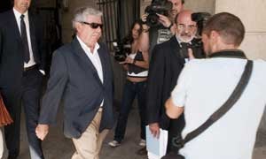 Corcuera, a su salida de la Audiencia de Sevilla. / Efe