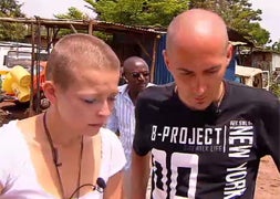 David y Cuqui, de 'Pekín Express', se rapan el pelo a cambio de los pasaportes a Tanzania