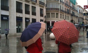 Paraguas en calle Larios, en Málaga capital, esta mañana. :: Luis Moret