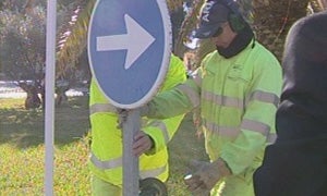 Técnicos comprueban una señal de tráfico. / Foto y vídeo: Rossel Aparicio