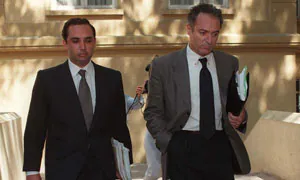Imagen de Lavigne (izquierda) cuando fue a prestar declaración al juzgado en 1995. :: sur