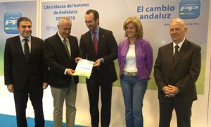 Los dirigentes del PP, con el Libro Blanco del Turismo. / Salvador Salas