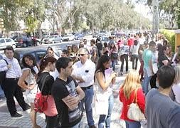 Las largas colas volvieron a la escuela en las últimas horas de entrega de las solicitudes. / Salvador Salas