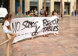 Alumnos del instituto Gaona de Málaga dan clase en la calle para protestar por los recortes