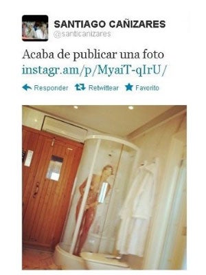 El exportero Santi Cañizares cuelga una foto de su mujer desnuda en Twitter