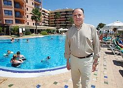 Miguel Sánchez posa junto a la piscina de uno de sus hoteles, en la Maragua. A. Salas