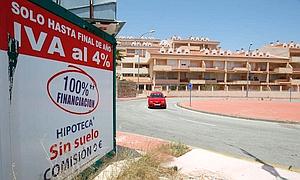 Cartel anunciador de una promoción en manos de una entidad financiera. :: Sur