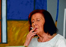 Mariví Bilbao fuma uno de sus cigarrillos. ::Borja Agudo