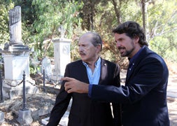 Juan Antonio O’Donnell y Teodoro León Gross, en el Cementerio Inglés.:: Carlos Moret