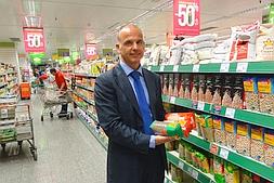 Eduardo Barrero, de El Corte Inglés, con legumbres, uno de los productos demandados.:: Fernando González