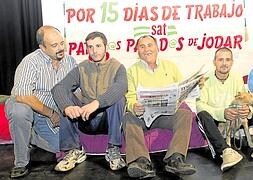 Paco Morillas mira las fotos en el periódico. A su lado José, con su perro 'Rubio' y Juan Montávez. E el extrmos otros dos jornaleros que comparten encierro en Jódar.::JUAN DE DIOS ORTIZ