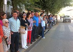 Vecinos de Villanueva del Rosario esperaban desde temprano la llegada de Doña Sofía.:: Carlos Moret
