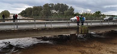 La lluvia deja carreteras cortadas y arroyos desbordados en la Axarquía