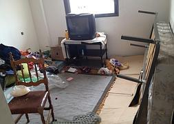 Imagen de una de las habitaciones donde según los vecinos podría haber estado la chica.:: Salvador Salas