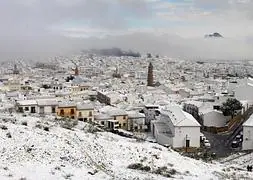 En el casco urbano de Antequera no cuajaba la nieve desde 2006, por lo que muchos de sus habitantes dedicaron el día festivo a disfrutar de este espectáculo. :: Álvaro Cabrera. Vídeo: Pedro J. Quero