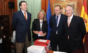 La alcaldesa Ángeles Muñoz, esta mañana, antes del pleno / Josele-lanza