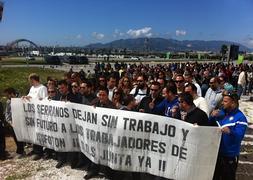 Los trabajadores de Isofotón marchan esta mañana en protesta por el ERE de empleo. / Carlos Moret
