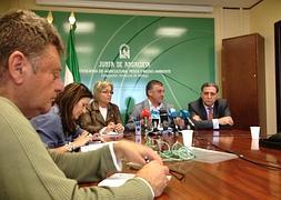 Junta, Ayuntamiento y empresarios de playa acuerdan el derribo de los casetones de los chiringuitos