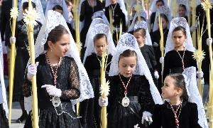 Vélez enseña a cómo ponerse la mantilla española