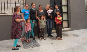 Algunas de las madres que se han realojado con sus hijos en el edificio de la calle Huerto de Monjas de la capital