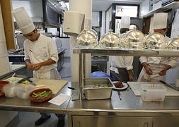 Alumnos de cocina preparan los ingredientes de los platos que servirán en el restaurante de La Cónsula. :: Salvador Salas