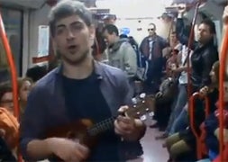 El joven que cantaba su currículum en el metro encuentra trabajo