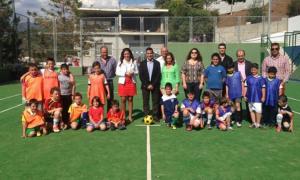 Sayalonga dota de césped artificial a la pista polideportiva municipal de Las Azaleas