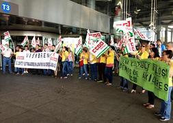 Los trabajadores del servicio de vigilancia del aeropuerto protestan esta mañana. / Foto y vídeo: Salvador Salas