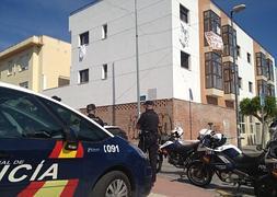 La policía desaloja un bloque de Ciudad Jardín ocupado por ocho familias