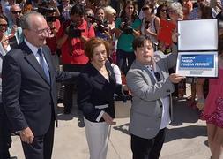 Pablo Pineda, con el alcalde, muestra la placa con su nombre. Foto: SUR. Vídeo: Pedro J. Quero y Antonio C. Vela