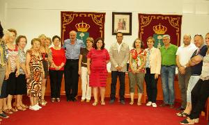 La alcaldesa, Natacha Rivas, y el delegado de Salud, Daniel Pérez, (en el centro) acompañados de vecinos del pueblo