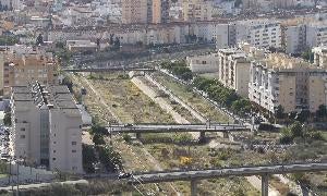 Ahora se cumple un año del fallo del concurso de ideas convocado para solucionar la integración del Guadalmedina en la ciudad. :: SUR