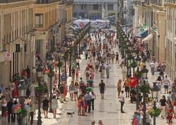 La peatonalización de la calle Larios en 2002 le ha dado vida a la vía más comercial de la capital, donde hay más de 50 establecimientos abiertos. :: Álvaro Cabrera