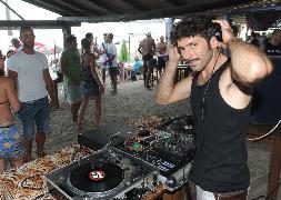 Tovar, durante una de sus sesiones a pie de playa en el chiringuito Bounty Beach. :: Josele-Lanza