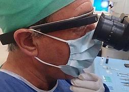 M. Marcos hace uso de la tecnología Google Glass en su clínica ocular.