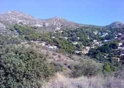 Vista de la urbanización de Pinares de San Antón y el entorno montañoso que lo rodea. :: SUR