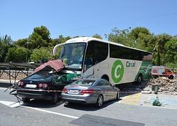 Un autobús pierde el control y cae sobre un aparcamiento en Nerja