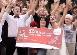 Momento en el que Aniko recibe la sorpresa, en la plaza Sant Pere de Barcelona. Vídeo:YouTube