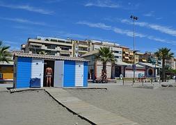 Los hechos denunciados ocurrieron en la tarde del sábado en este módulo de baños de la playa. :: E. C.